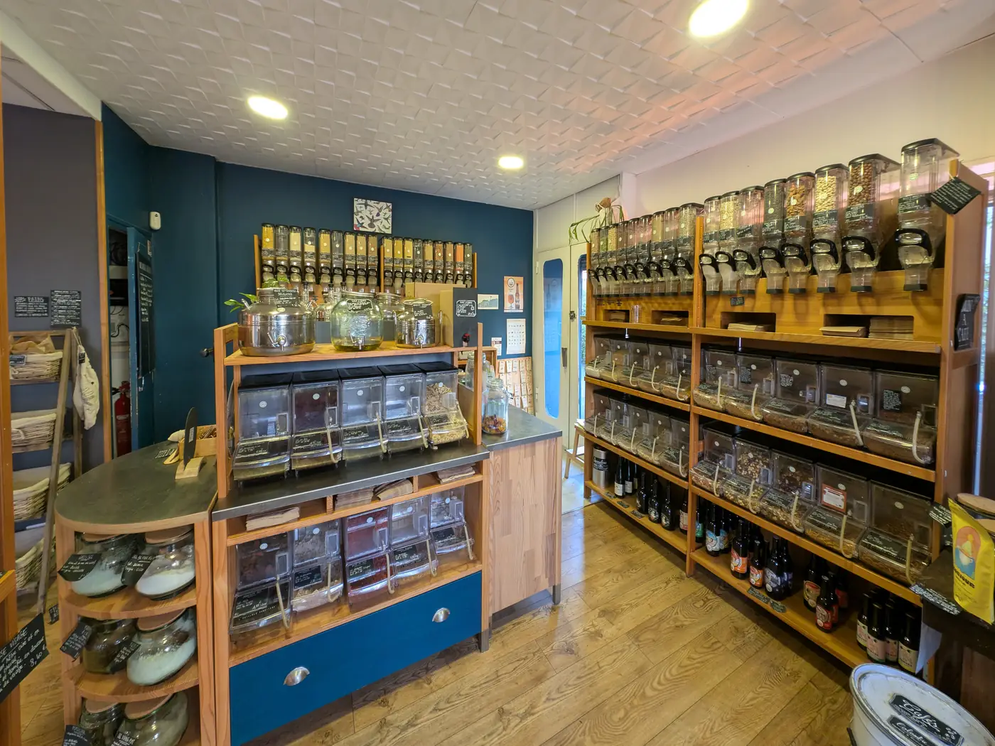 Les silos et les bacs à vrac d'une épicerie où tout se vend au poids